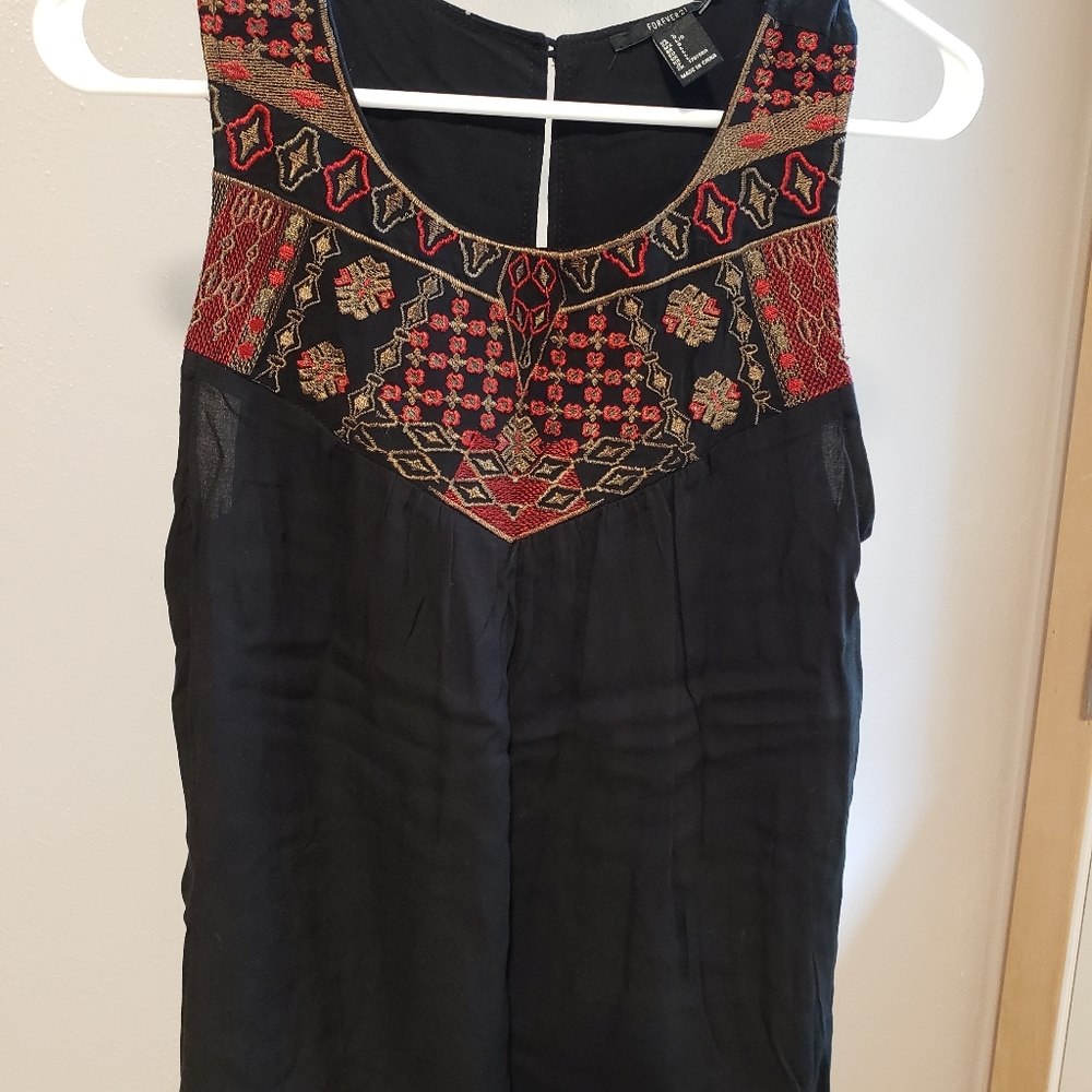 NWT Forever 21 Womens Black Embroidered Design w/Key Hole Back. Size L.